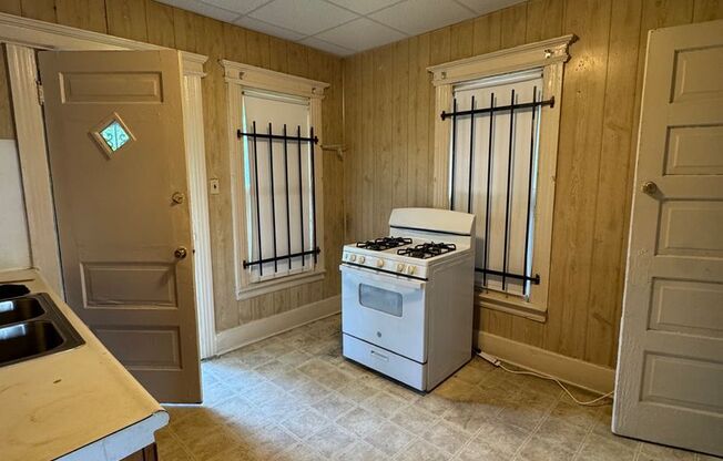 4 Bedroom spacious Colonial, mins from Downtown Detroit