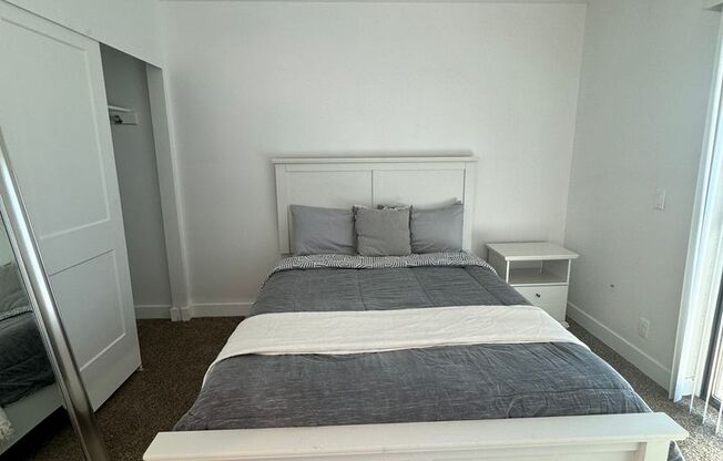 2 beds, 1 bath, 850 sqft, $2,000, Unit 25