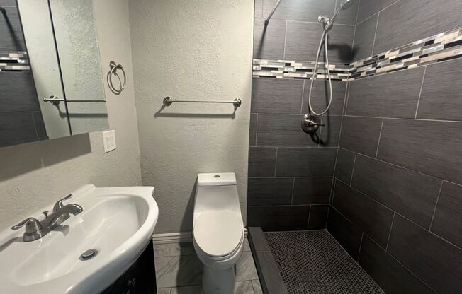 2 beds, 1 bath, $1,400, Unit 1422 - Back