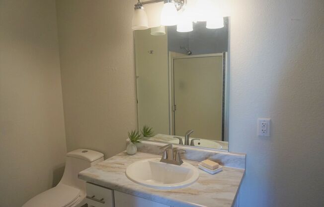 2 beds, 2 baths, $1,300, Unit Unit 4