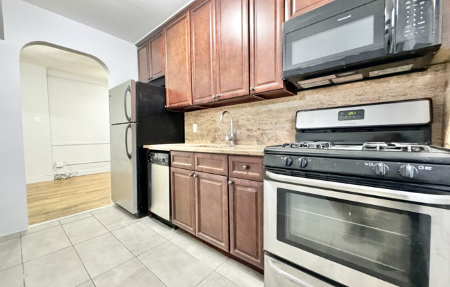 2 beds, 1 bath, $2,550, Unit B7