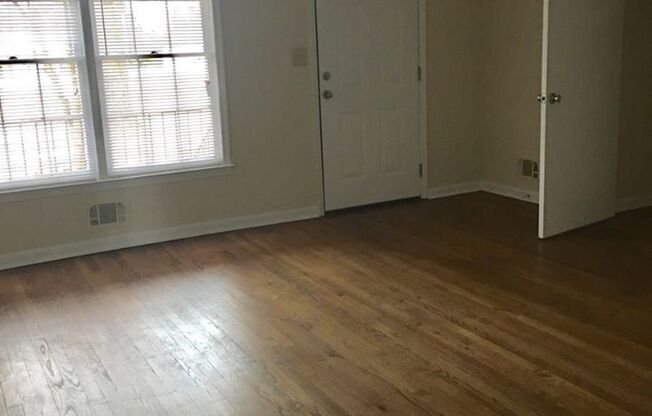 Clarke Co. - Athens, GA Huntington Ct - 3 Bedroom, 1.5 Bathroom - Brick Home - Right Next to the GA. Square Mall - Convenient to all Athens Amenities