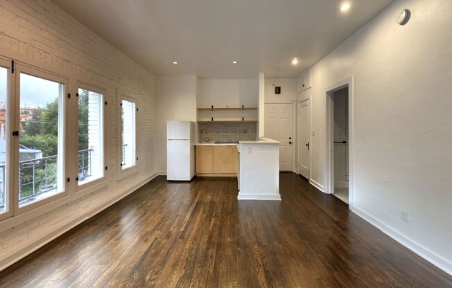 Sunset Apts...Gorgeous Newly Remodeled Apartments..CALL NOW!