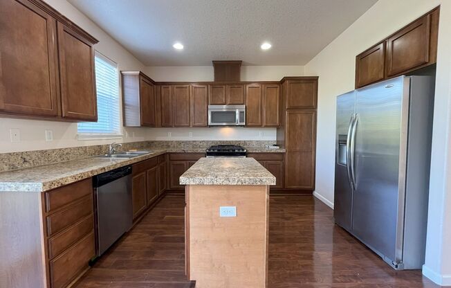 Beautiful 3 Bed, 3 Bath House in Tigard! Fenced Backyard, Large Deck and Kitchen!!
