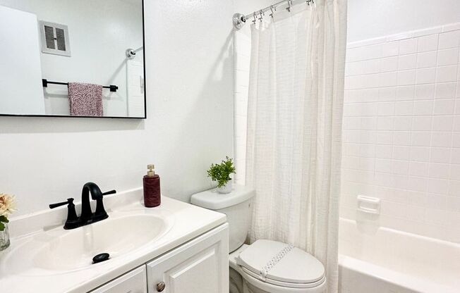 1 bed, 1 bath, 640 sqft, $1,599, Unit 32