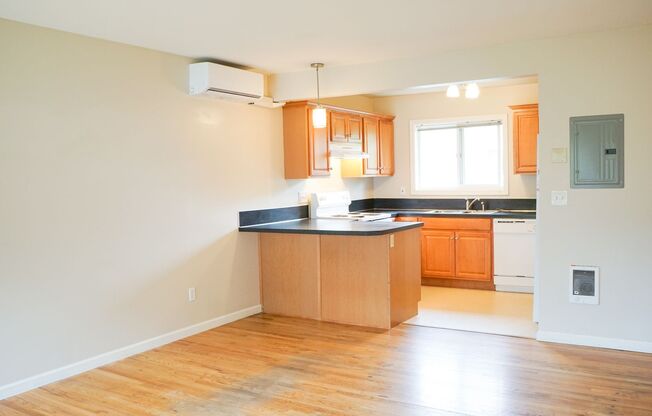 Updated Vintage 2Bed Courtyard Flat w/Hardwoods & DW by Mt. Tabor!