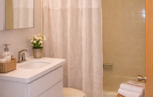 2 beds, 1 bath, 800 sqft, $1,209, Unit 783 - 6