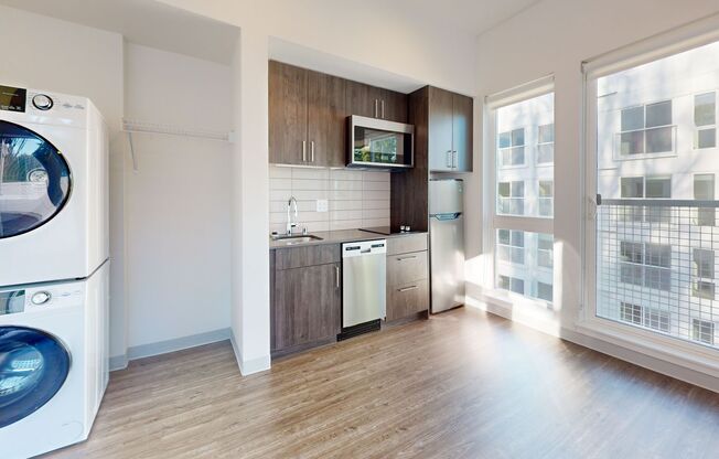 Studio, 1 bath, 355 sqft, $1,550, Unit 421