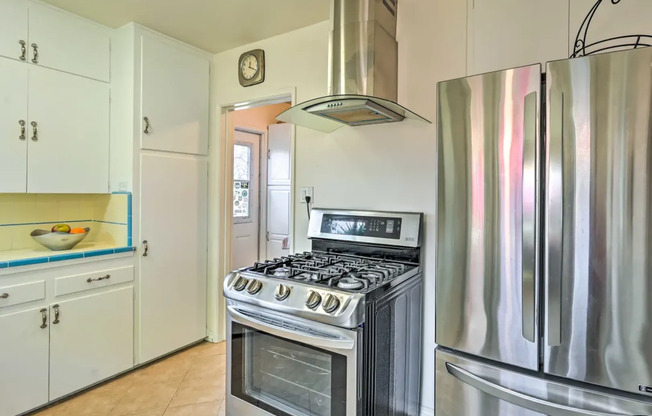 2 beds, 1 bath, $3,850