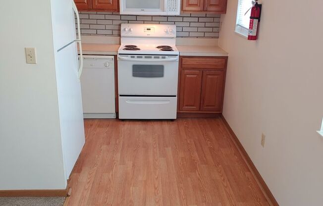2 beds, 1 bath, 640 sqft, $875, Unit 1233-24