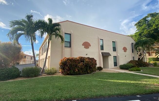 3 bedroom 2 bathroom condo in Cape Coral