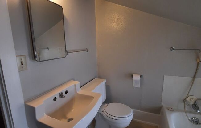 1 bed, 1 bath, $695, Unit UPSTAIRS