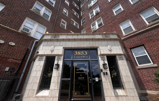 Studio, 1 bath, 450 sqft, $945, Unit 414