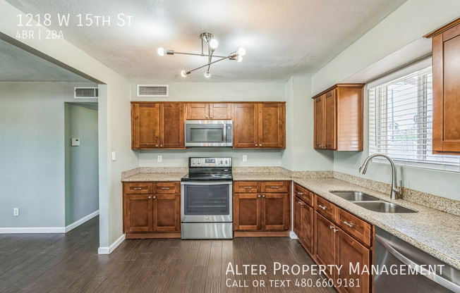 1218 W 15 ST