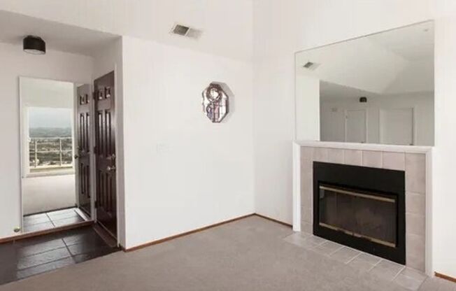 Amazing 2BR/2BA Townhome w/ Parking, In-Unit Laundry, Epic Views, & More | Daly City