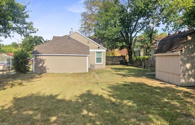 Charming 2 Bed 1 Bath Home, Close to Everything!
