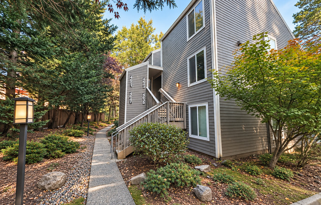 Cozy 2 Bedroom, 2 Bathroom Duplex Surrounded by Trees in Lake Oswego