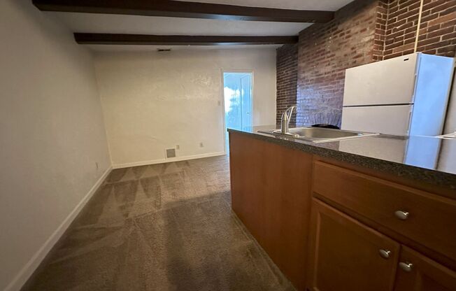 Bright 2BR in Oakland - Close to the University of Pittsburgh! Air Conditioning & On-site Laundry! Call us Today!