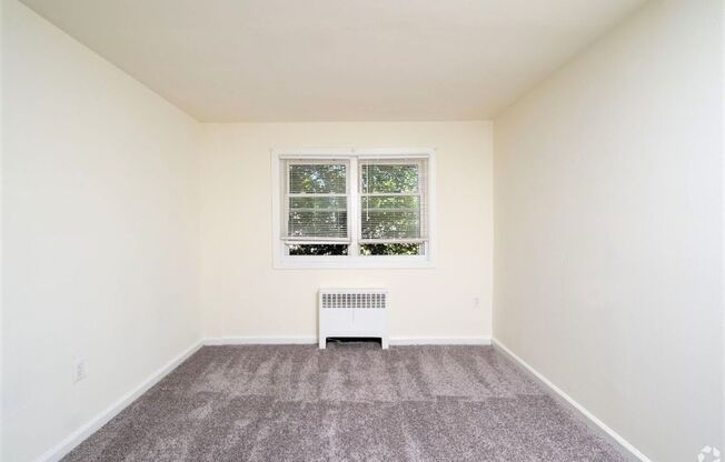 2 beds, 1 bath, 930 sqft, $1,419, Unit E33