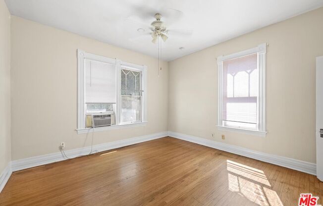 1223 W 23 ST