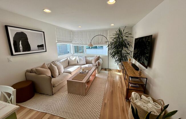 Spacious Ballard Townhome- 2 Bedrooms with Parking