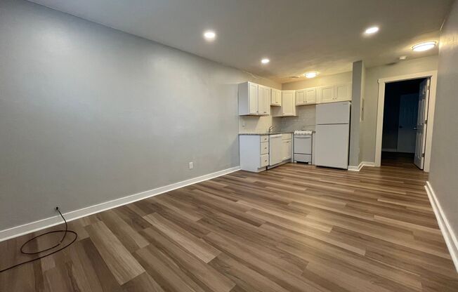 1 bed, 1 bath, 420 sqft, $1,549, Unit 5326 Fifth Ave. #21