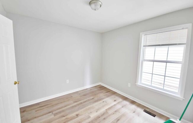 VERY SPACIOUS HOME! 4 Bedroom, 2 bathroom with laundry room
