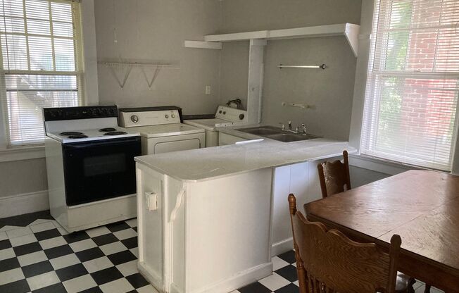 1Bedroom/ 1 Bath Apartment on Fourth St.
