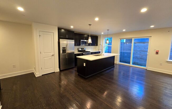 Beautiful modern bright 2 bed 1.5 bath with private patio