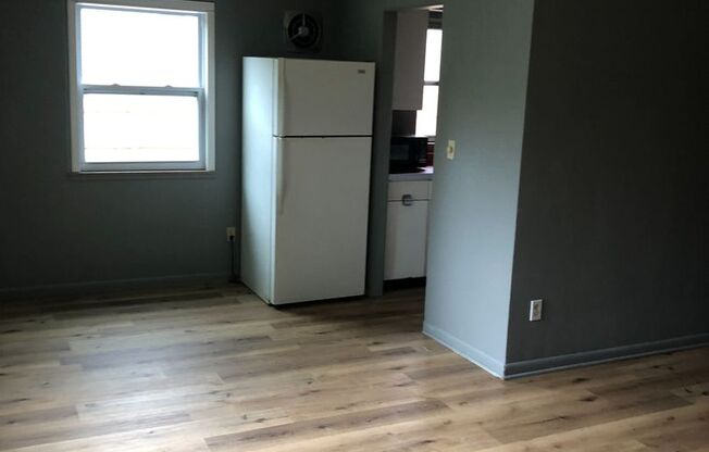 1 bed, 1 bath, 660 sqft, $700, Unit Apt 2