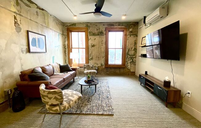Studio, 1 bath, 640 sqft, $1,700, Unit STR 219 N ALAMO #403