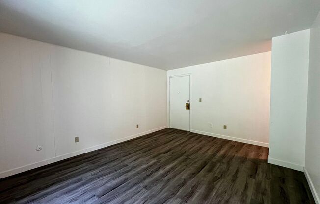 1 bed, 1 bath, $950, Unit R