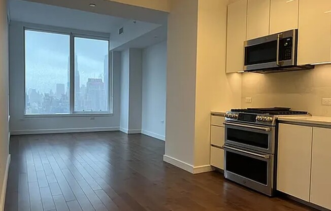 511 W 36 ST