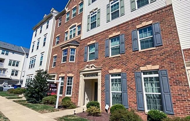 Gorgeous 2-Level 3 Bed 2.5 Bath Condo-Style Townhome In Sought Somerset Condo