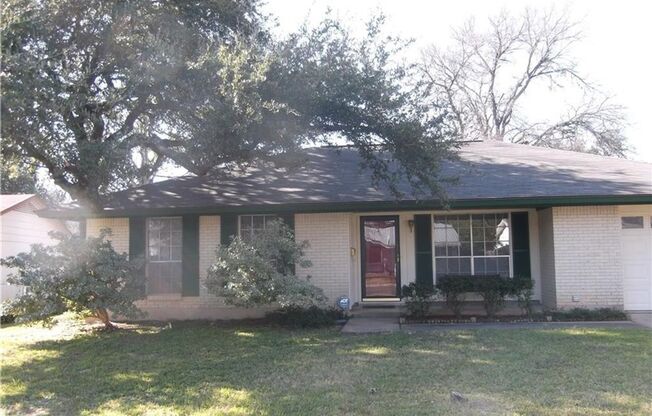 Nice 3 bed, 2 bath home with 1 car garage on tree shaded lot!