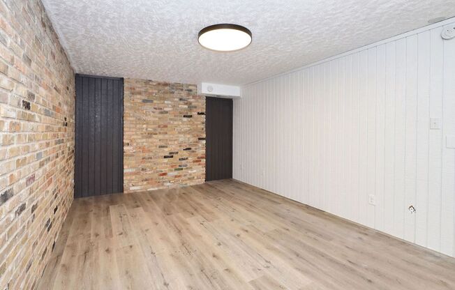 1 bed, 1 bath, 720 sqft, $1,095, Unit UNIT 12