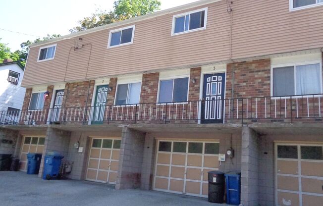 2 beds, 1 bath, $1,050, Unit Apt #3