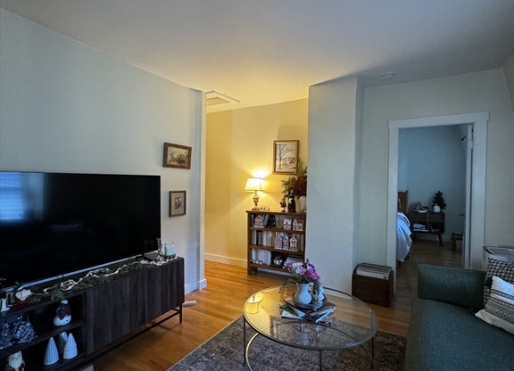 2 beds, 1 bath, 812 sqft, $2,300, Unit 3