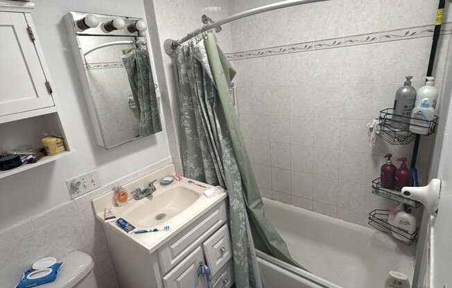3 beds, 1 bath, 1,300 sqft, $2,700, Unit 2
