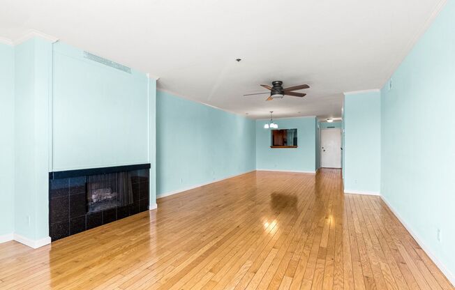 Alameda Waterfront Living: 2 Bed Condo with Beach Access & Stunning Views!