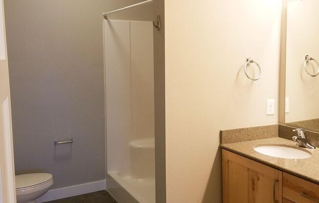 3 beds, 2.5 baths, $2,250, Unit 307