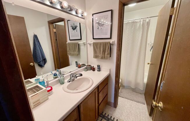 2 beds, 1 bath, $1,295, Unit 206