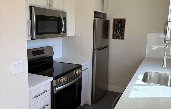SPECIAL OFFER $100 Credit Gorgeous NEW MODERN REMODEL Townhouse-2bd 1.5baths 1000 sf Hardwood Flooring Quartz Counters Stainless Steel Appl-DW-Tiled bath-Patio-Pets-Parking