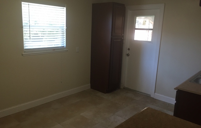 Remodeled 2/1 - Close to Howard and UT