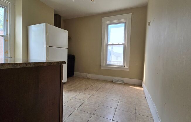 2 beds, 1 bath, $950, Unit Unit 2