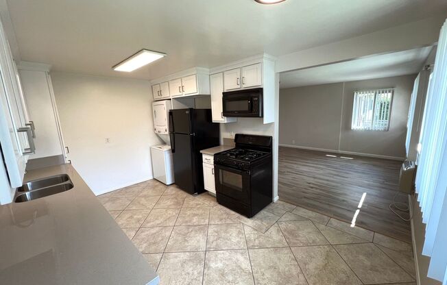 2 beds, 1 bath, $2,625, Unit Oak 278