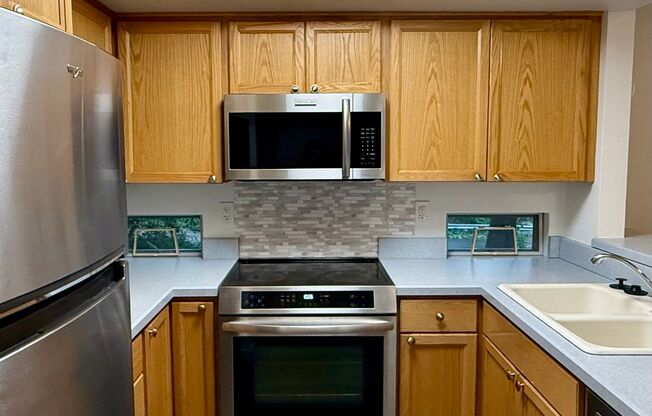 Beautiful 2 bed, 1.5 bath Condo located in Edmonds $2500/mo.