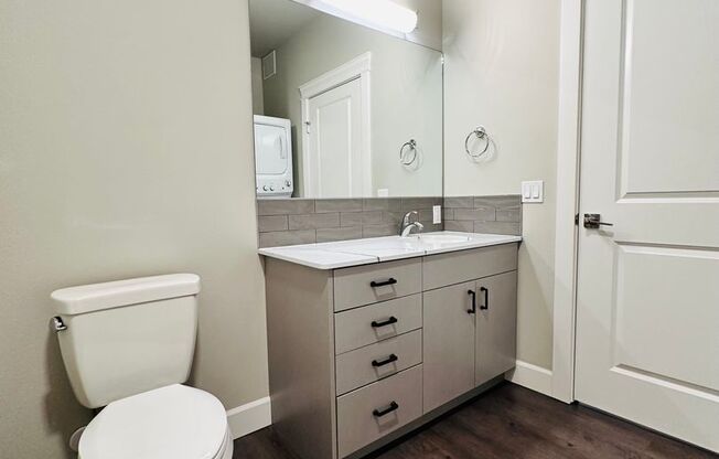 Studio, 1 bath, 327 sqft, $1,570, Unit 4th #215