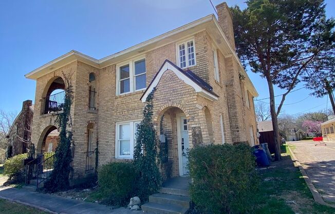 2 bed/1 bath Upstairs Duplex with Private Balcony