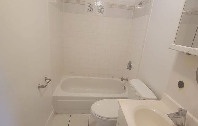 2 beds, 1 bath, $1,300, Unit 2R